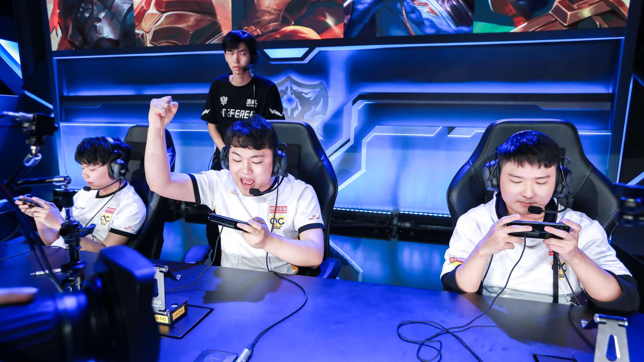 近日G2战队中单选手Caps接受了外媒的采访，在被问及想要在MSI上交手的队伍时，Caps表示：“我很期待与T1的比赛