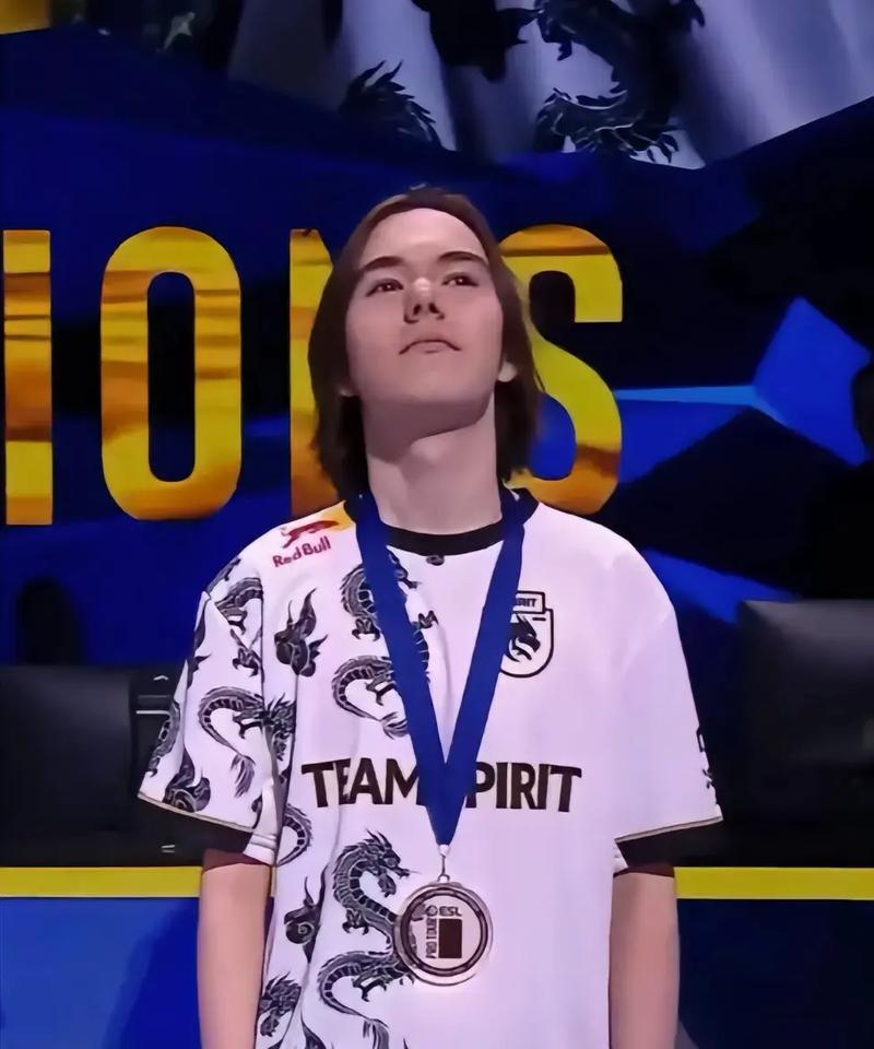 明天B组的首发阵容已公布：元神会带领 Royal Never Give Up 证明自己，还是 Shanks 会带领 Anyone's Legend B组去欺负弱队？