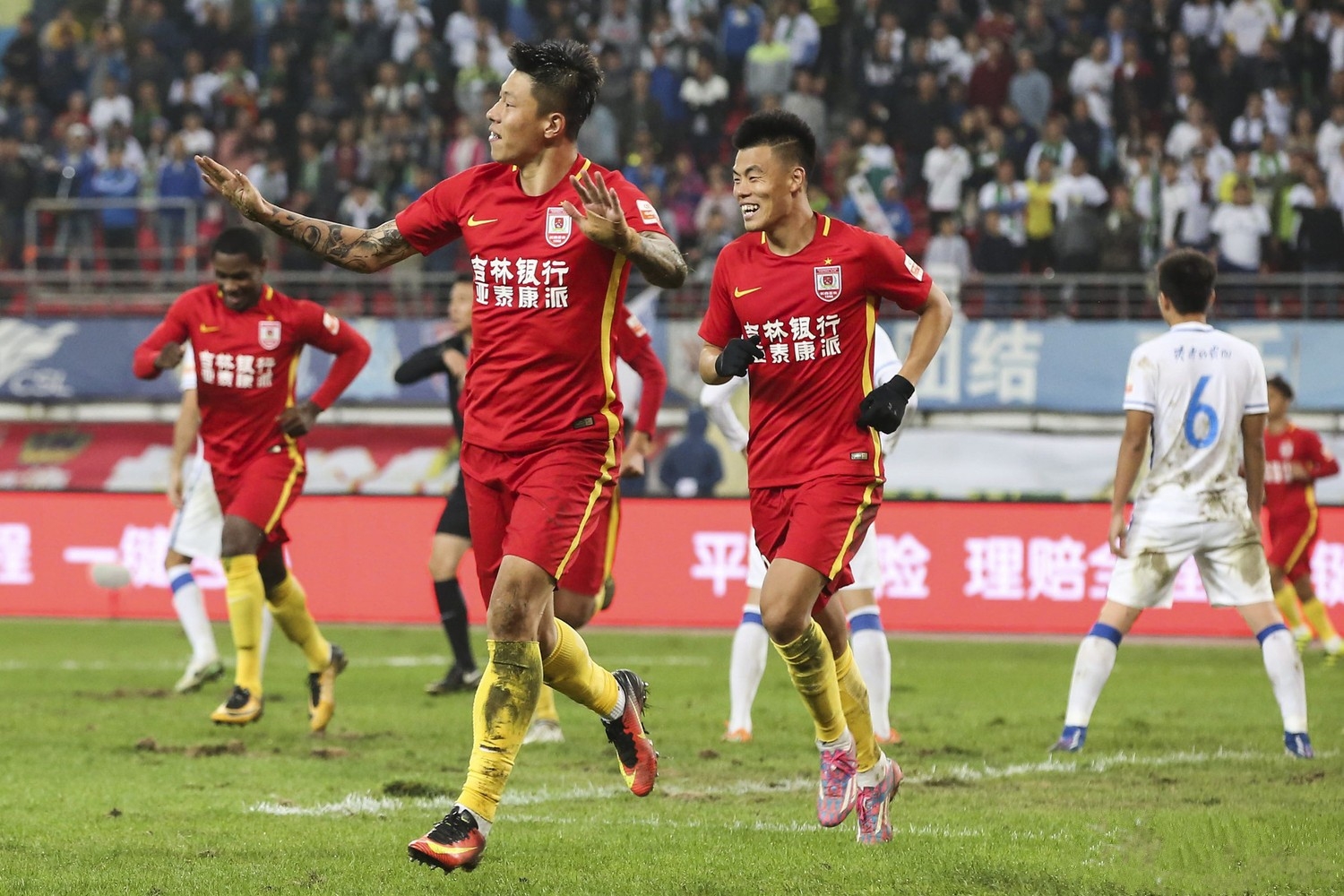 冬奥会：中国短道速滑夺两金